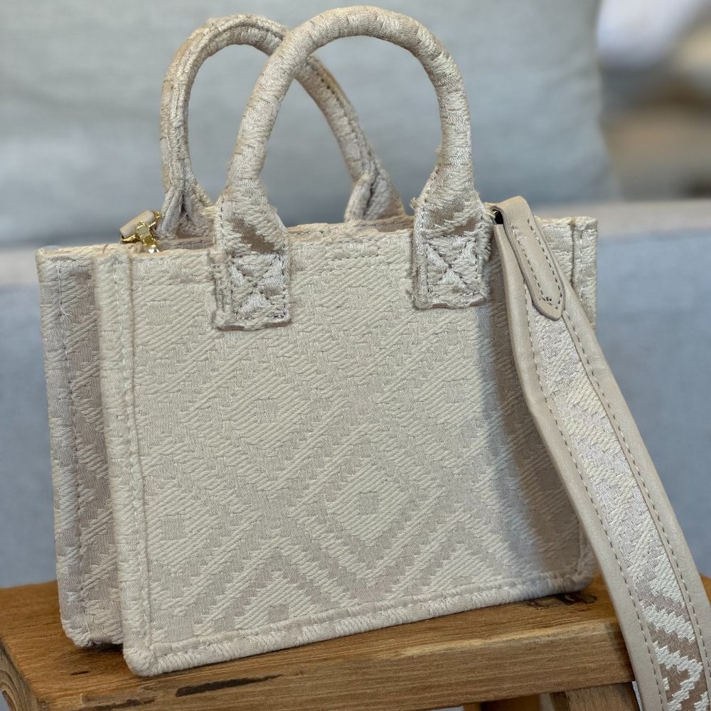 DO EVERYTHING IN LOVE CREAM SHOULDER BAG
